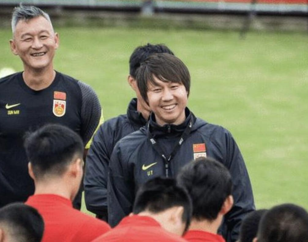 陈戌源说话有用！记者透露李铁罕见一幕：他在训练课前灿烂的笑了