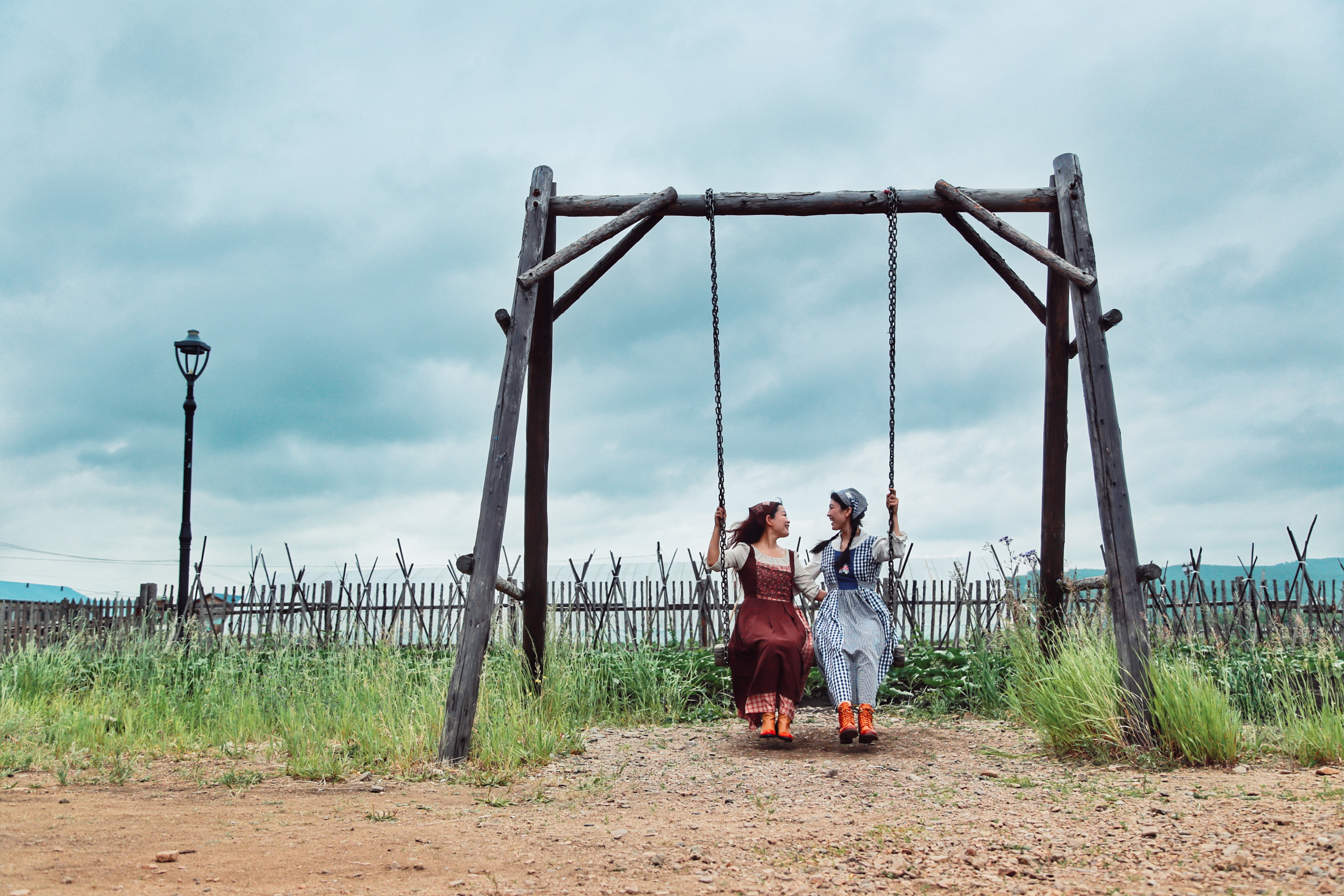 闺蜜旅游拍照片怎么摆动作,闺蜜旅游拍照姿势大全站姿