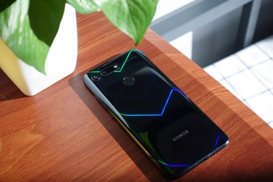 荣耀v20魅眼全面屏4800万ai拍照,荣耀v20深度评测