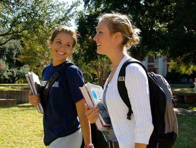 低龄留学申请陪读,低龄留学加拿大高中