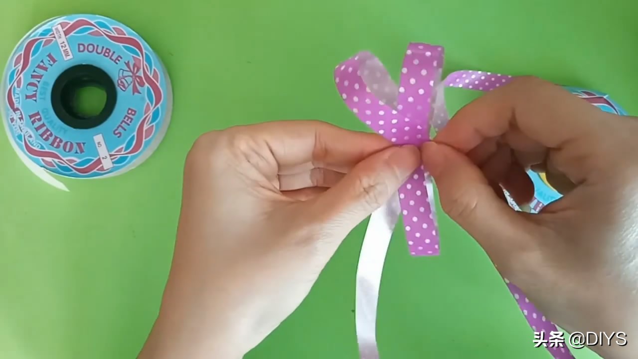 拉花彩带蝴蝶结的打法,包礼物彩带蝴蝶结的打法