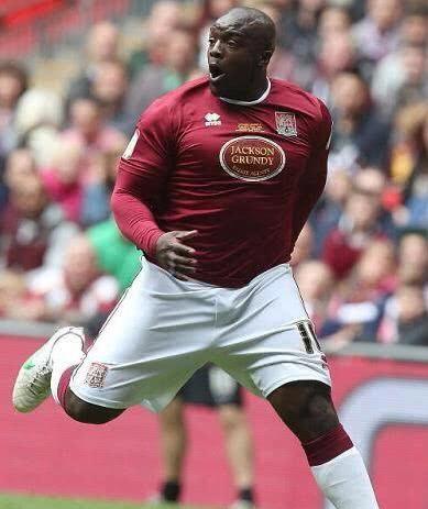 足坛史上十大头球最厉害的中锋,足坛最强壮的人