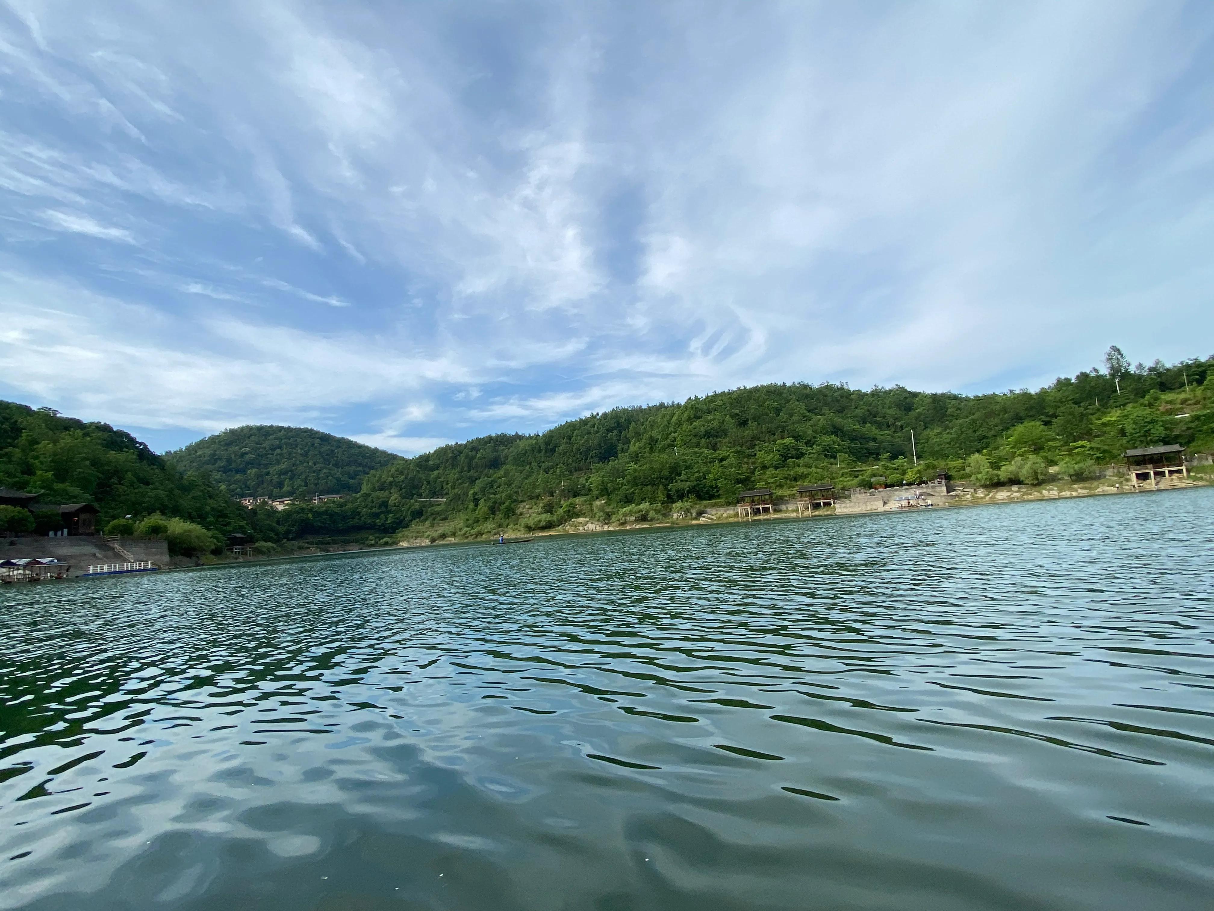 水井密密麻麻的鱼,里耶河鱼
