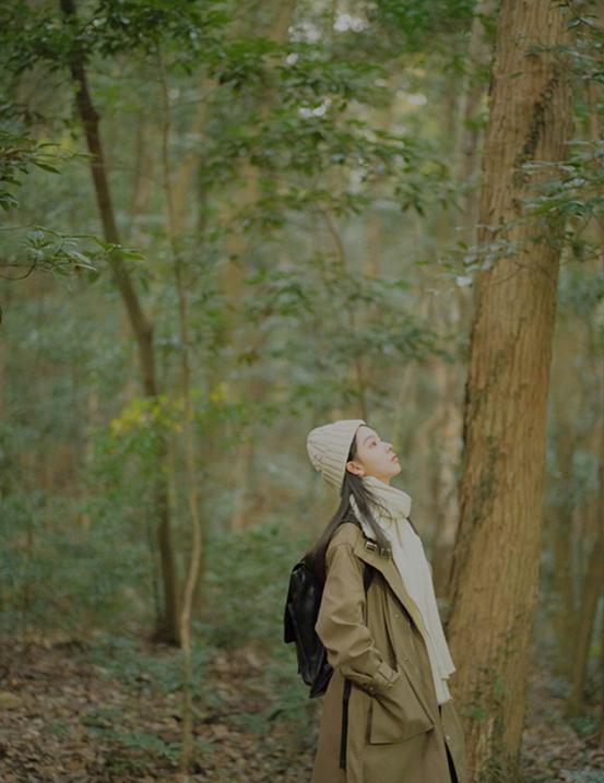 陈瑶身着一字肩身材苗条,陈瑶的穿衣风格