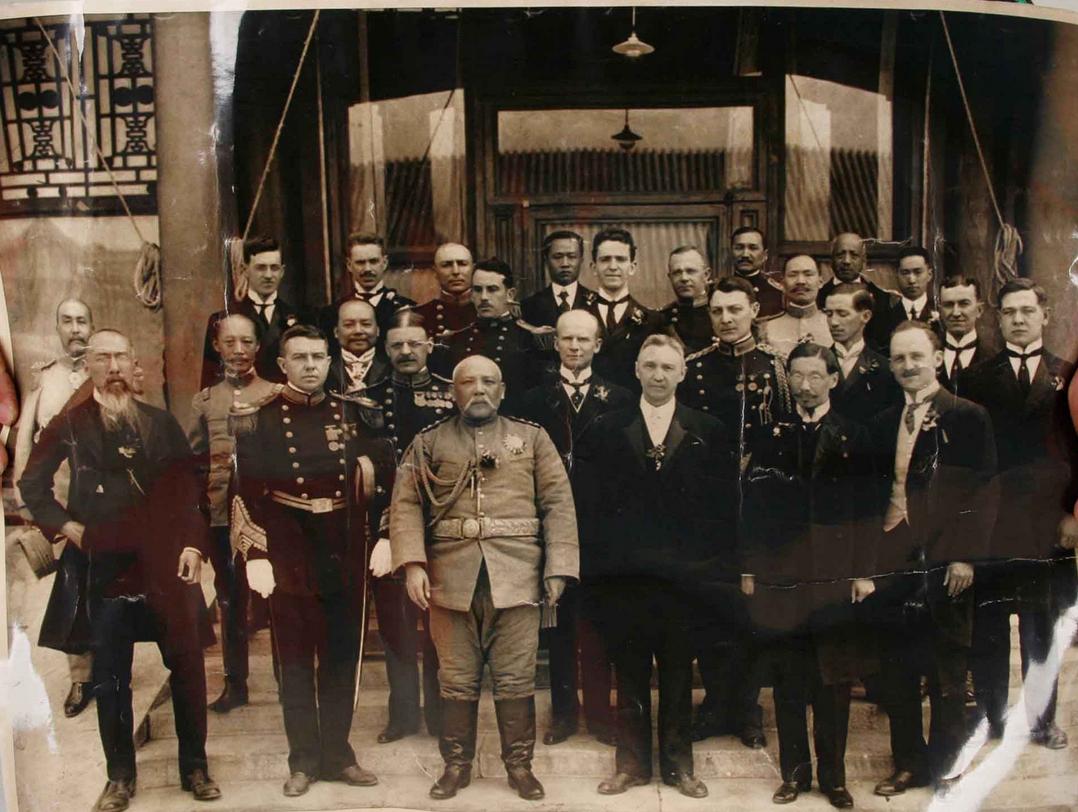 袁世凯享皇帝待遇，却只活到57岁，死在嘴上，现代人也该注意