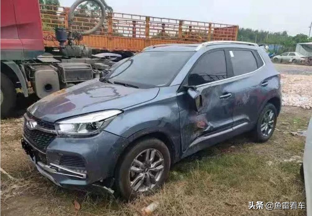 角度刁钻,奇瑞瑞虎5x碰撞重卡车顶,网友:跑山路累了躺下休息