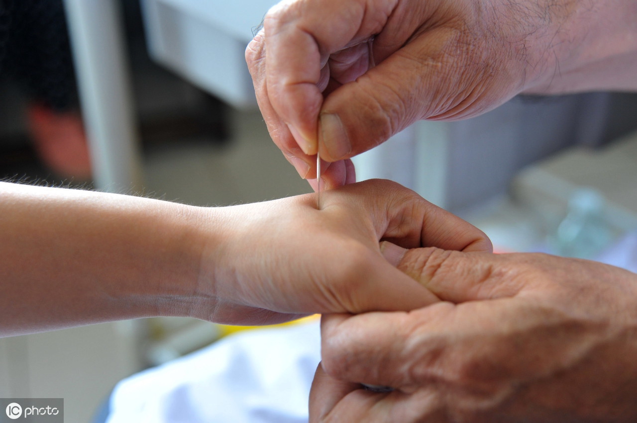 顽固性打嗝针灸扎什么地方,董氏奇穴治疗打嗝的针灸视频