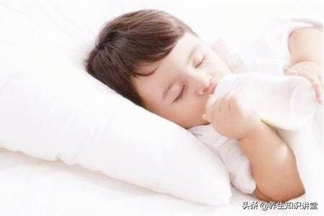 宝宝晚上呕吐是什么原因引起的,宝宝夜里呕吐怎么处理