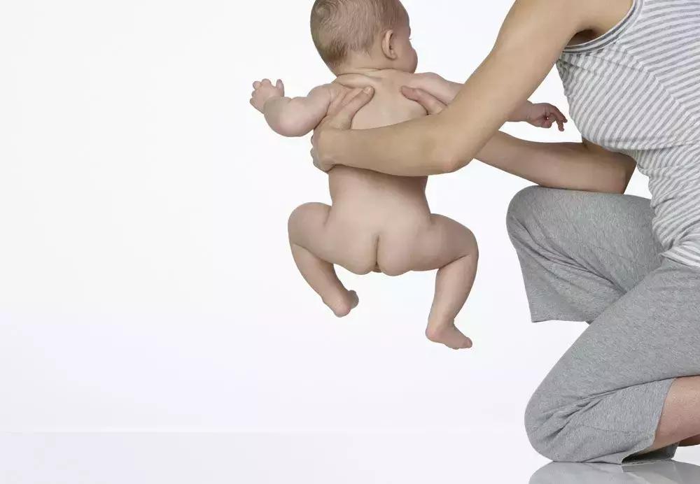 宝宝刚学会走路都是罗圈腿吗,宝宝的脚变成了罗圈腿