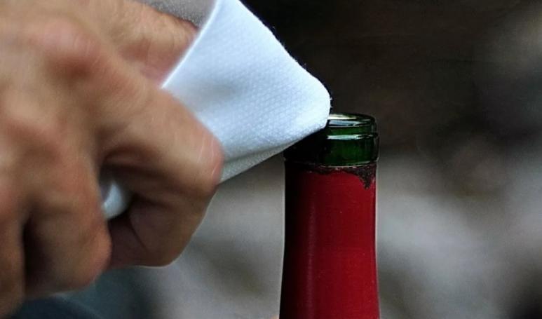 酒塞发霉喝什么好,酒塞掉到酒里还能喝吗