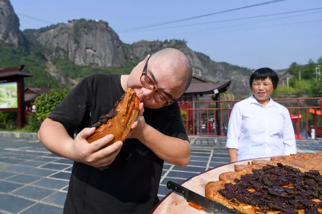 “月饼+辣条”牵动全民味口平江石牛寨文旅融合创意无限