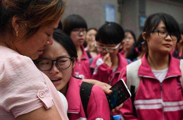 孩子初中住校好还是走读好,初中生选择住校还是走读