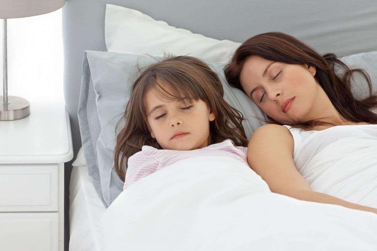 孩子爱摸大人脸怎么办,孩子老爱摸着睡怎么办