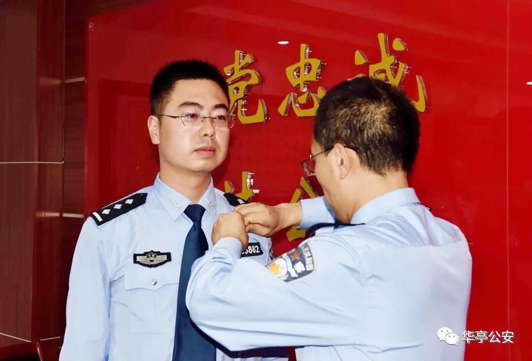 派出所开展新党员入党宣誓仪式,重温入党誓词在党徽下庄严宣誓