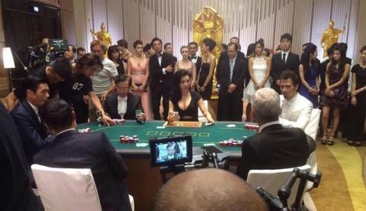 靠胸夹手机爆红,与发哥同台演戏,26岁足球宝贝樊玲已逆袭成CEO