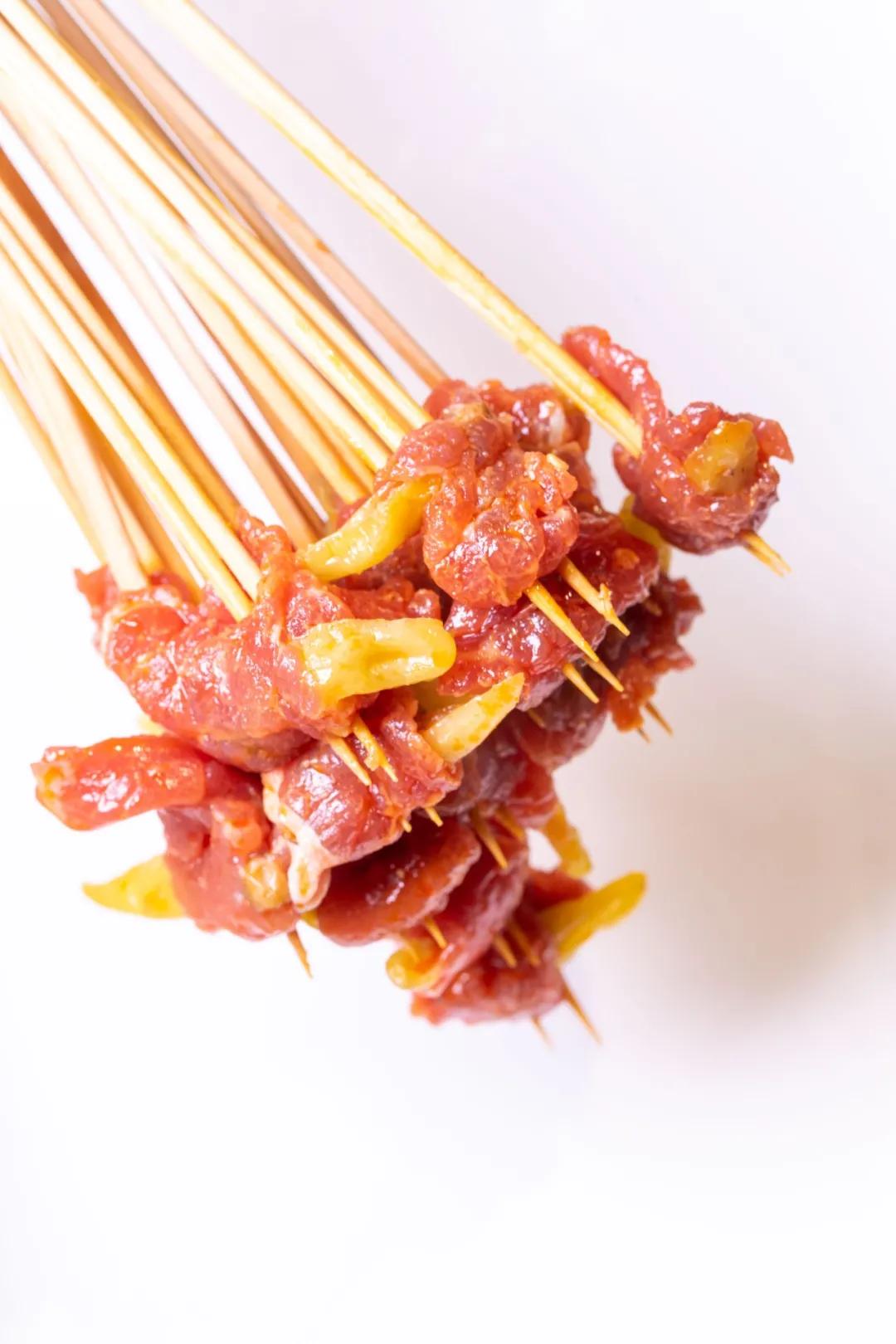 只此一家的牛腩串串火锅C位出道，19块9请你放肆开涮