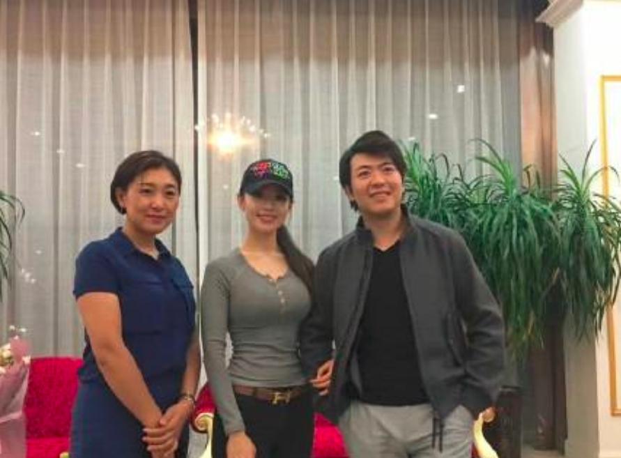 郎朗娇妻蜂腰,郎朗携25岁娇妻亮相