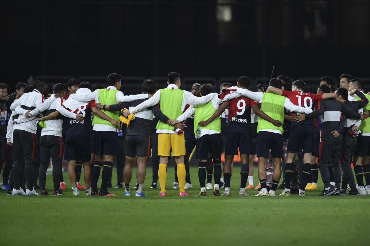 中超搞笑一幕,深足球员意外受伤,队医紧急救助,场面欢乐无比