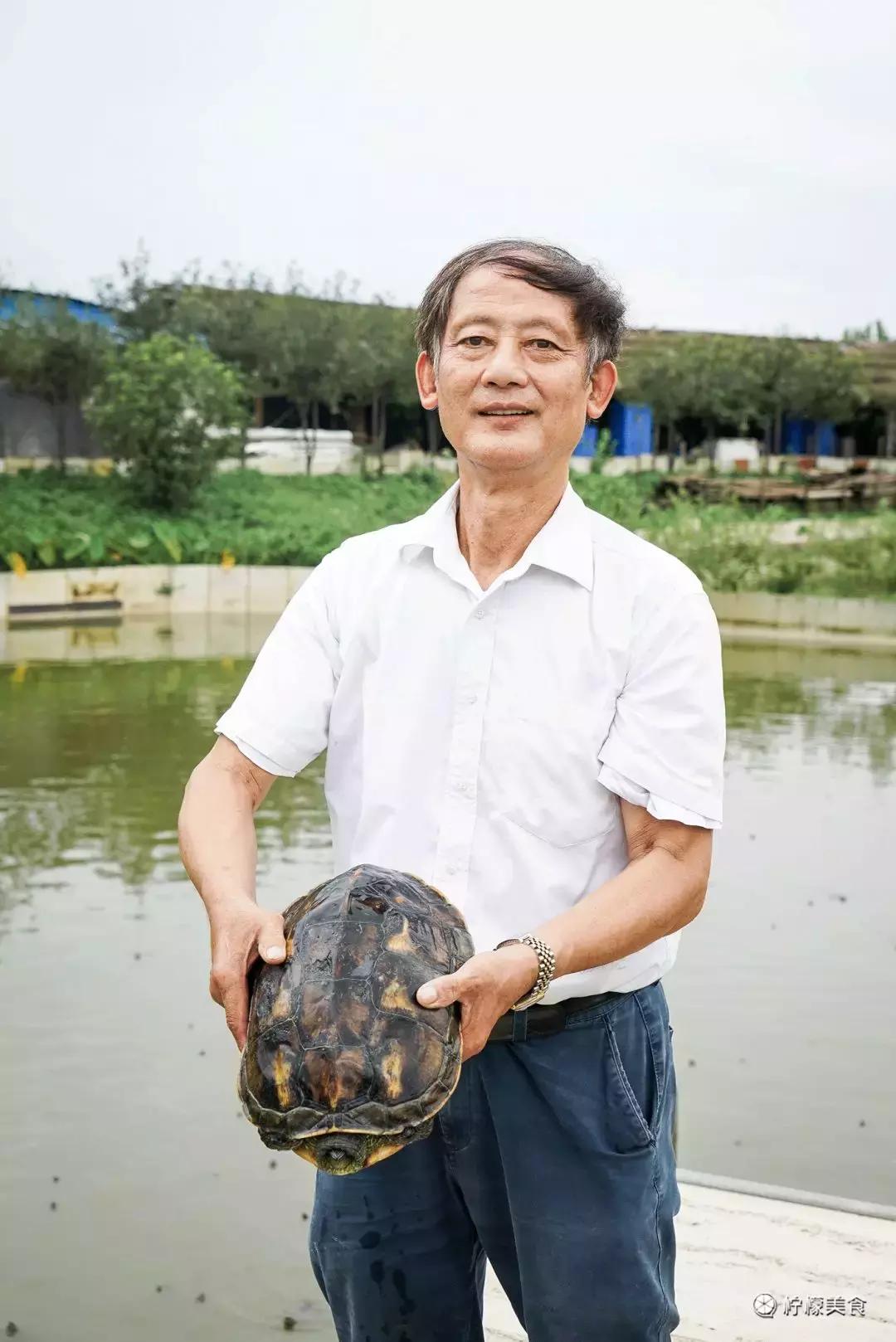 74岁的他,把一半的人生交给了这碗「黑暗甜品」