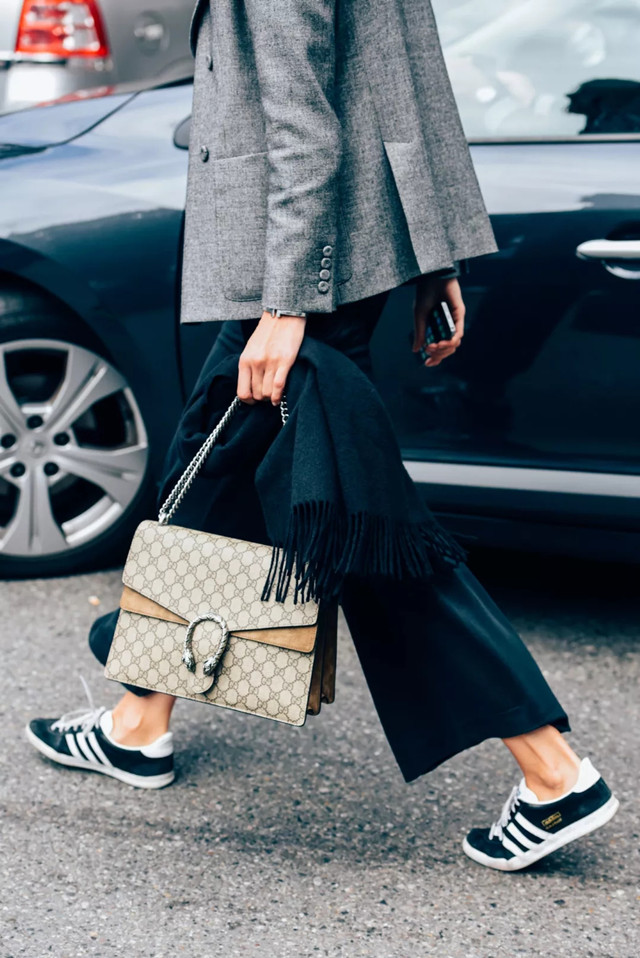 帆布鞋真的百搭吗,帆布鞋百搭又好看可是容易脏