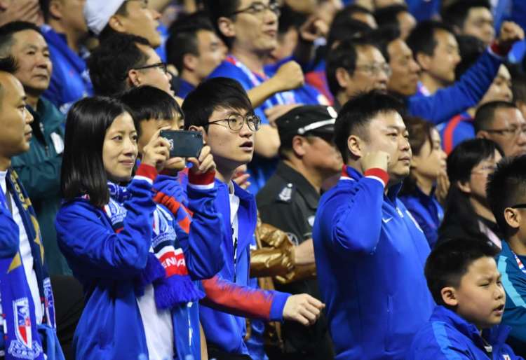 虹口足球场申花球迷助威震撼视频,申花足球震撼场面超燃观众席