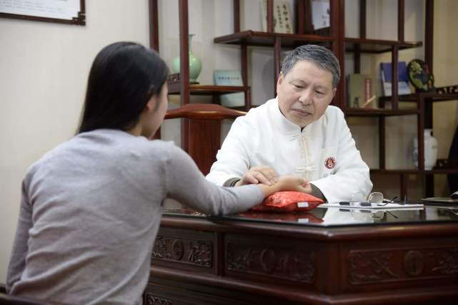 早晨的第一口痰是干的,早上的第一口痰是紫色是什么原因