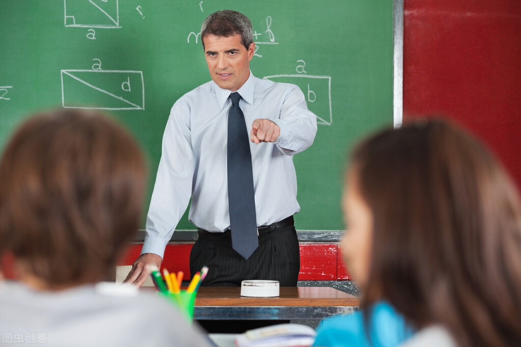 老师上课孩子不专注做小动作,上课学生捣乱作为老师应怎么办