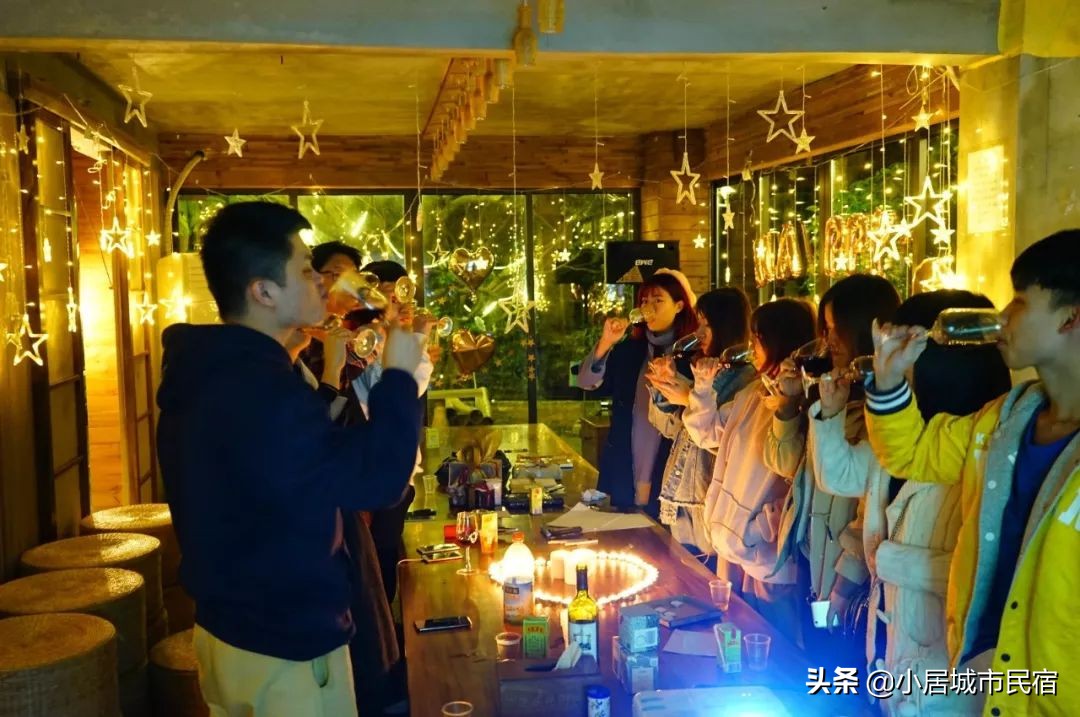 组队去火爆的玻璃屋民宿，星空下围炉火锅烧烤，唱k麻将，放烟花