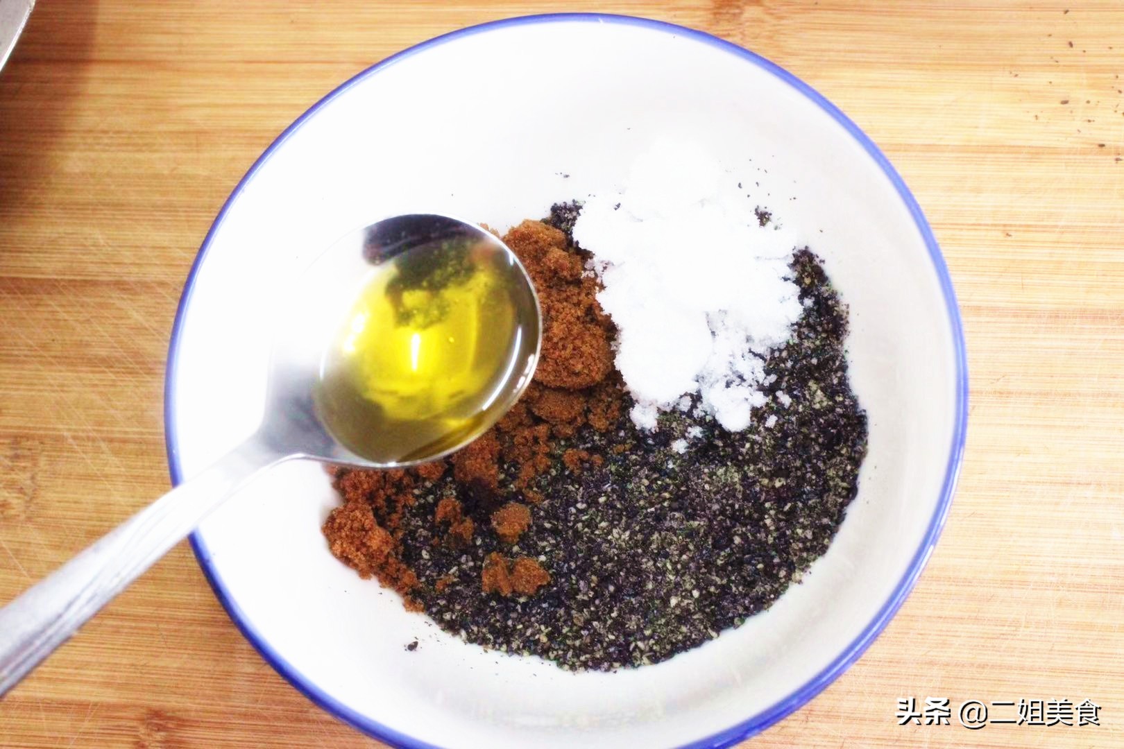 把糯米蒸熟再用油煎,把糯米上锅蒸一蒸