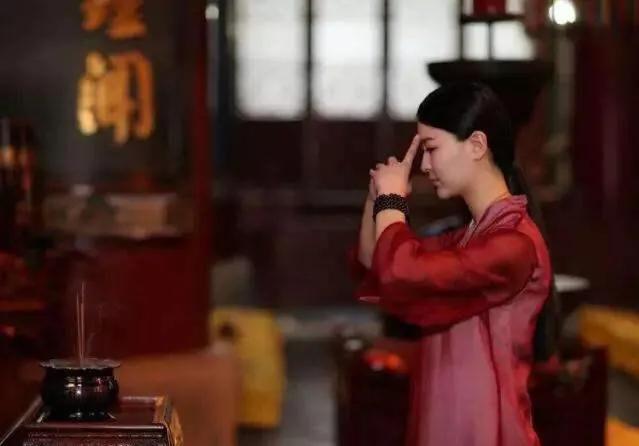 烧香拜佛时需要注意什么？记住4点佛教常识就好，不懂得了解一下