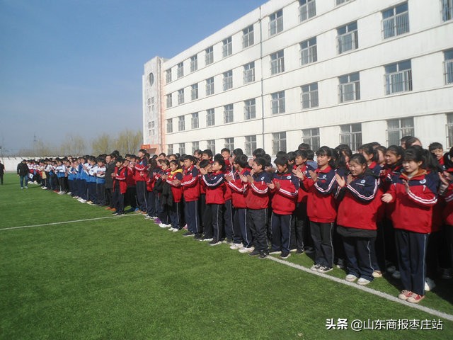 感谢有你，绽放美丽----望重中学隆重开展“庆三八节足球趣味赛”活动