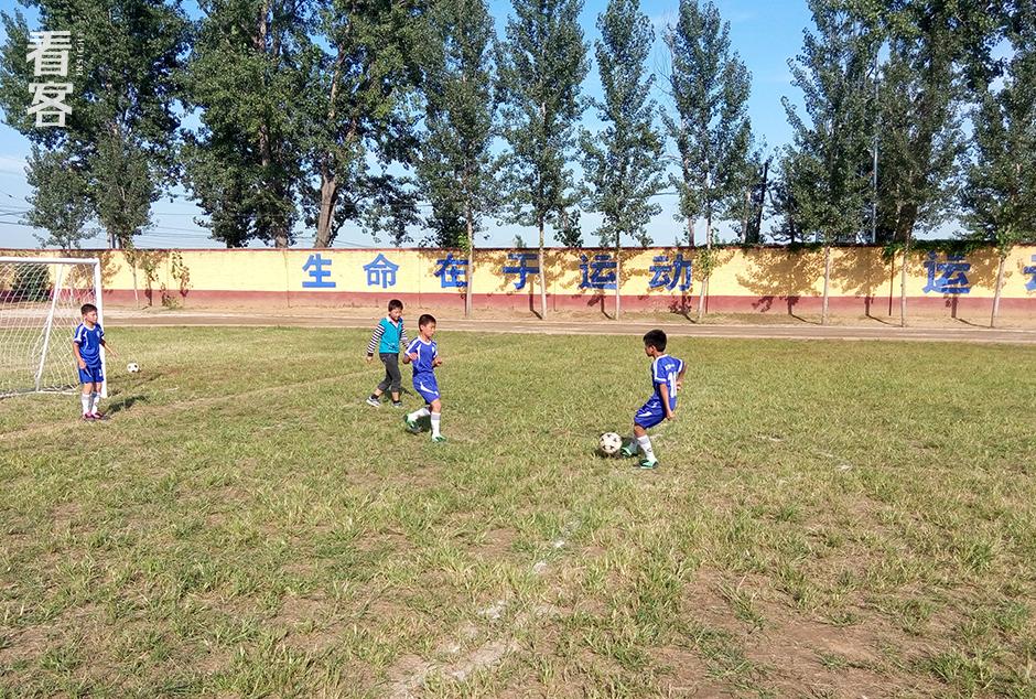 这支秘密发展的乡村足球队，拼命的令人肃然起敬