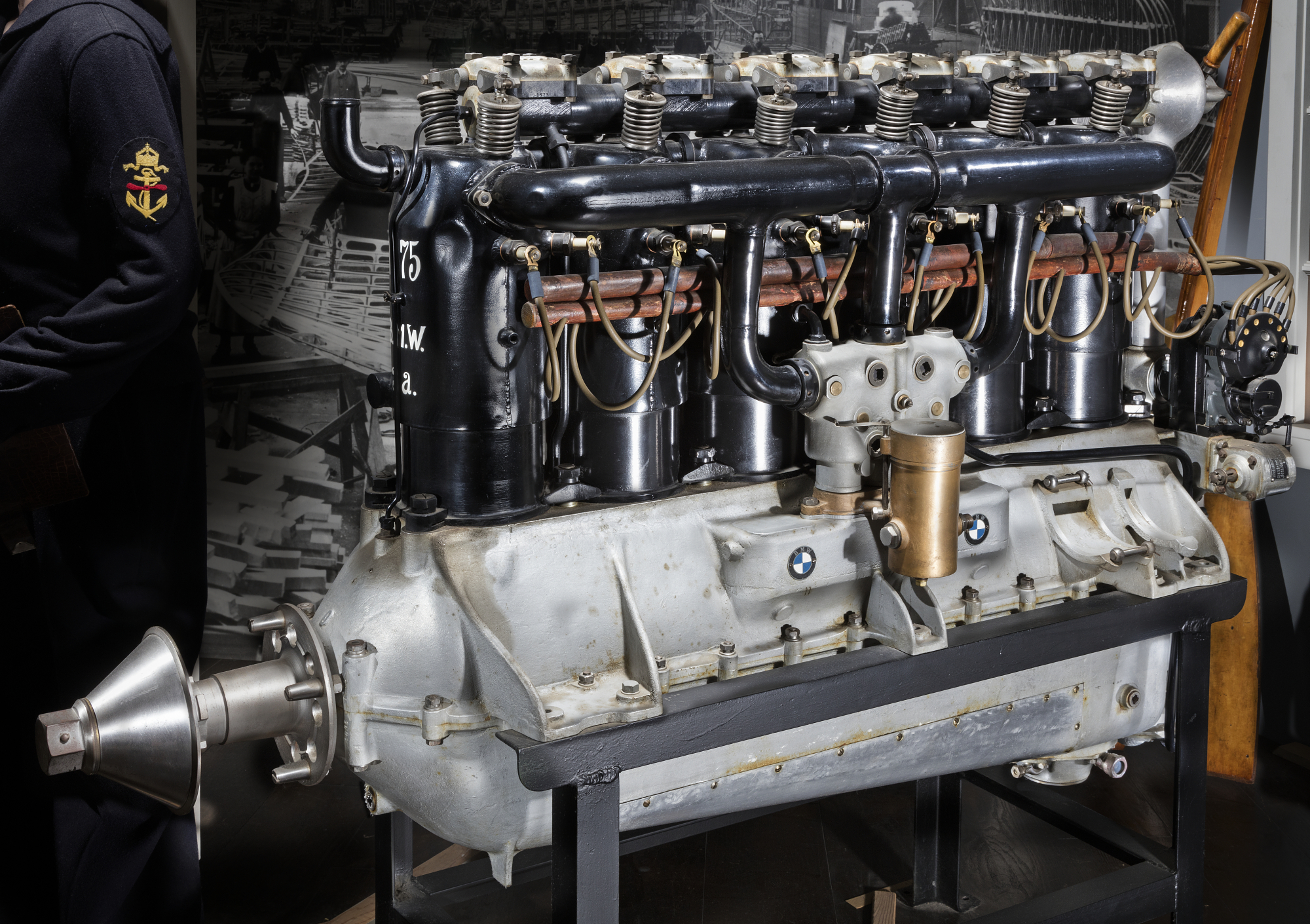 宝马车标是bmw吗,宝马黑天白云车标