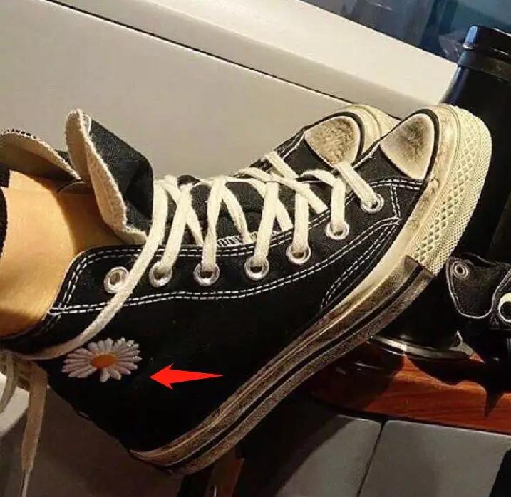 她今天为踩高铁小桌板道歉后，这双“小雏菊”也被实锤假货了