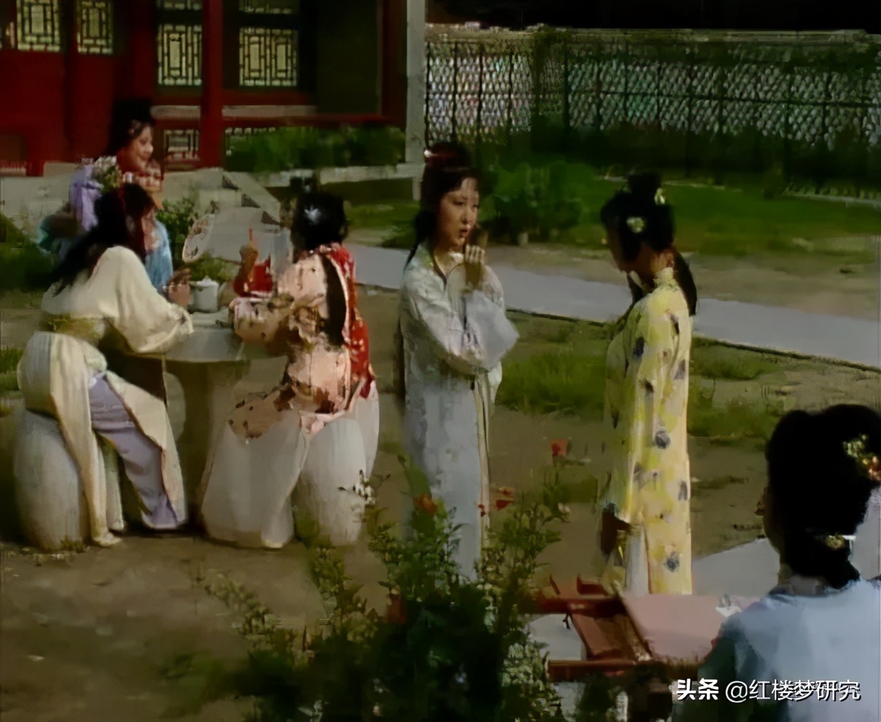 刘姥姥讨好贾母闹笑话,刘姥姥被取笑的心理