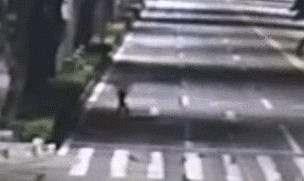 奇葩男子爬上岗亭睡大觉,奇葩男子睡马路