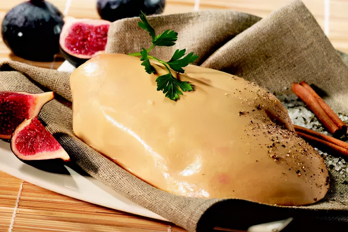 强迫进食,“填鸭式”育肥,用酒溺死后再烤,法国大餐的残忍吃法