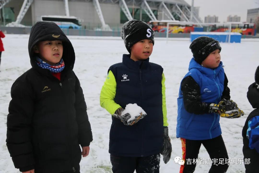 雪地快乐踢球,冰天雪地足球