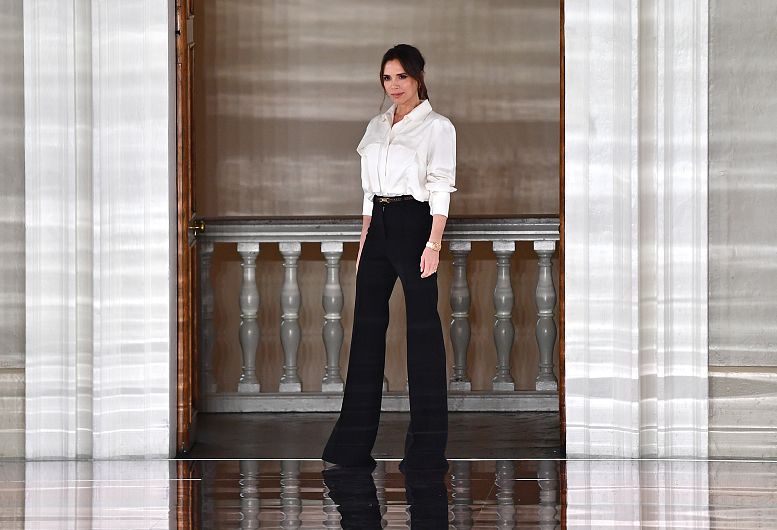 贝嫂深蓝色风衣大衣搭配,驼色贝嫂裤穿搭秋冬