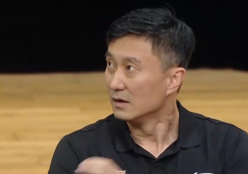 一波11-3逼停对手！赵睿挨吴前一肘，18岁新星“补脚”引球迷调侃