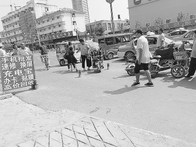 超标休闲电动大三轮车,电动三轮车违规载客冲撞城管