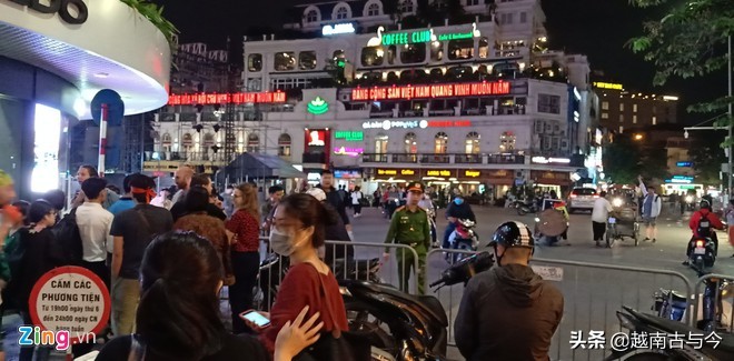 越南男足又赢了，赛后当地球迷半夜上街庆祝，通宵狂欢