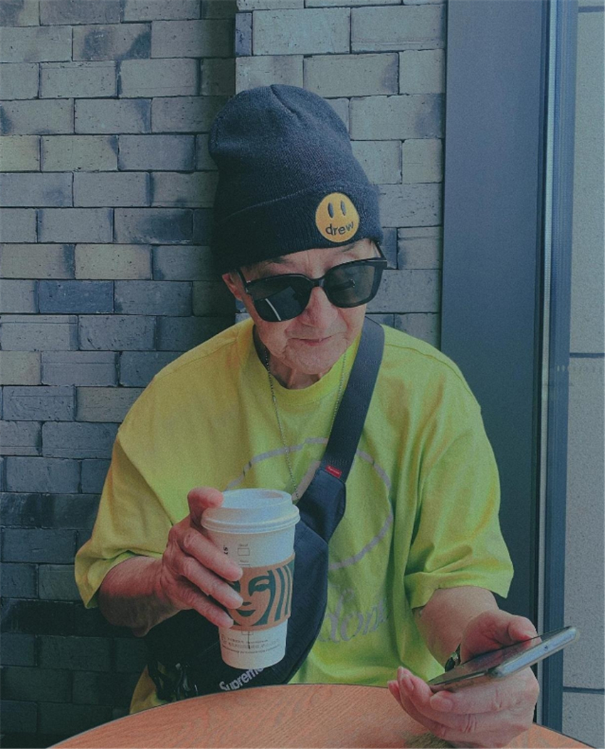 82岁爷爷穿粉色AJ上街，一身马卡龙配色，和孙子同款真时尚