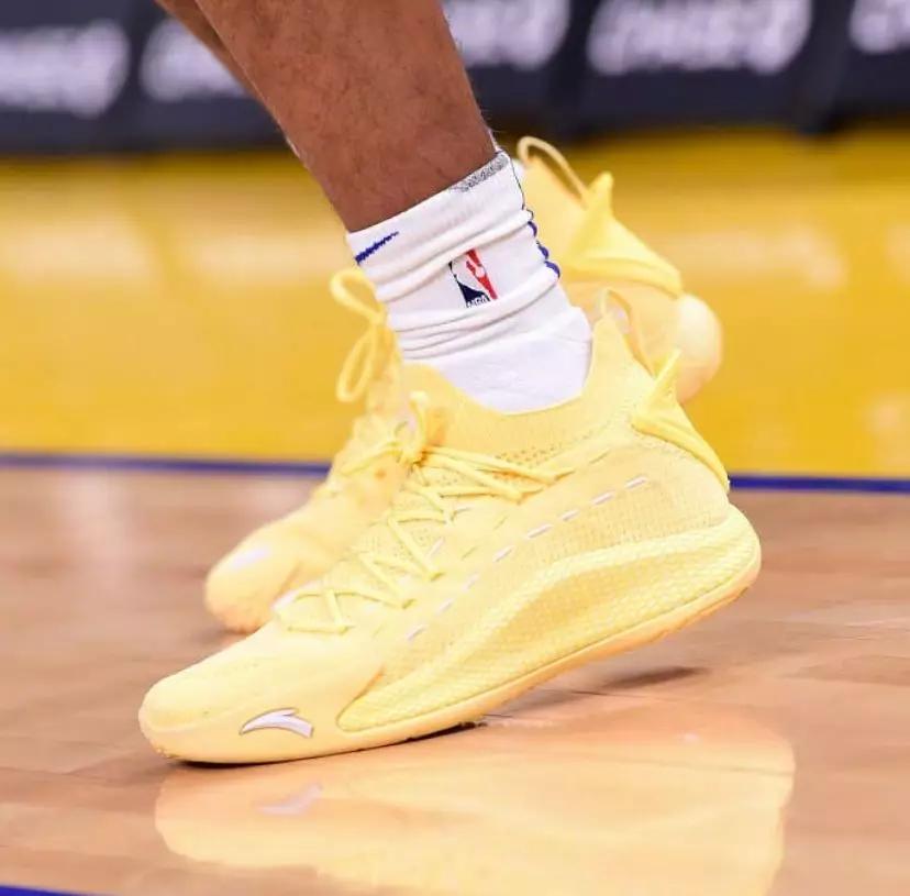 nba球员上脚安踏,nba球员上脚球鞋欧文4绿橙粉