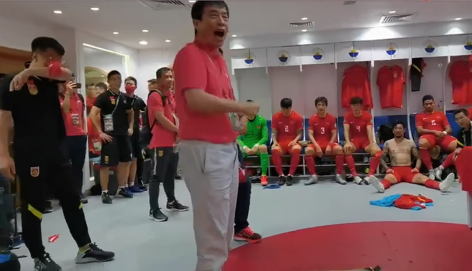 足协主席激情演讲+尬舞庆祝国足12强赛，高呼：昂首挺胸进世界杯