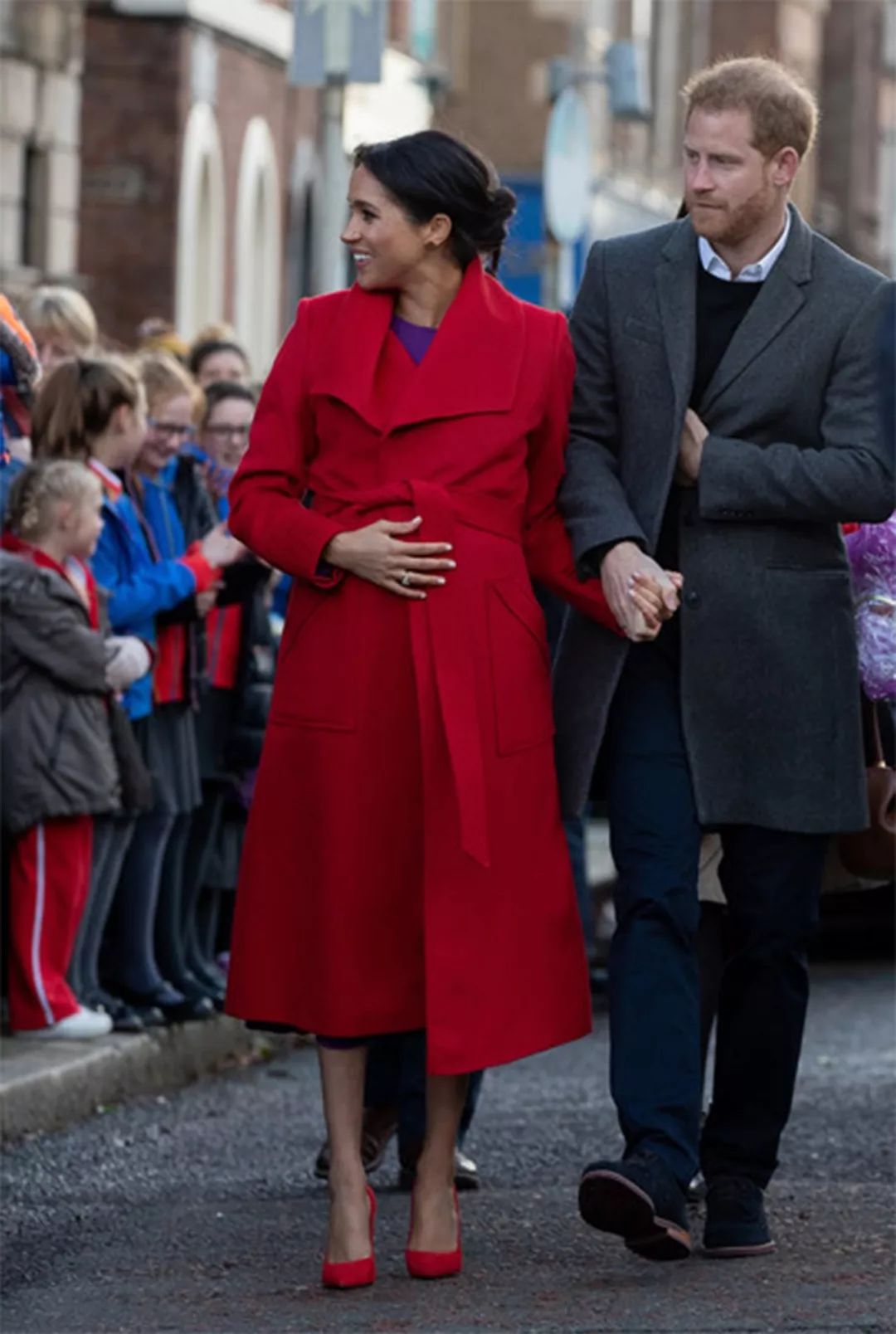 梅根抱着孩子的视频,梅根挺大肚子抱孩子上学