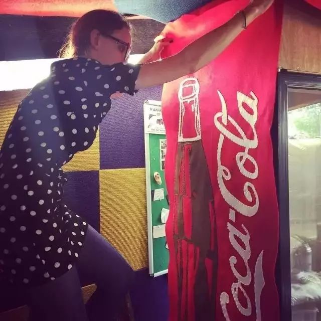 一个95后美女开了一家超市,85后美女开了一家超市