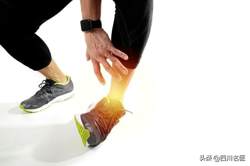 不小心崴脚了是啥征兆,男子不小心崴到脚了