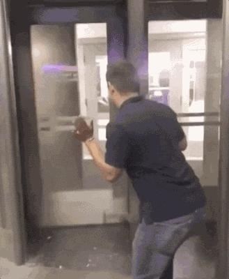 外国人少系列:这是黑人版快手吧?至少也是作死界的王者级别