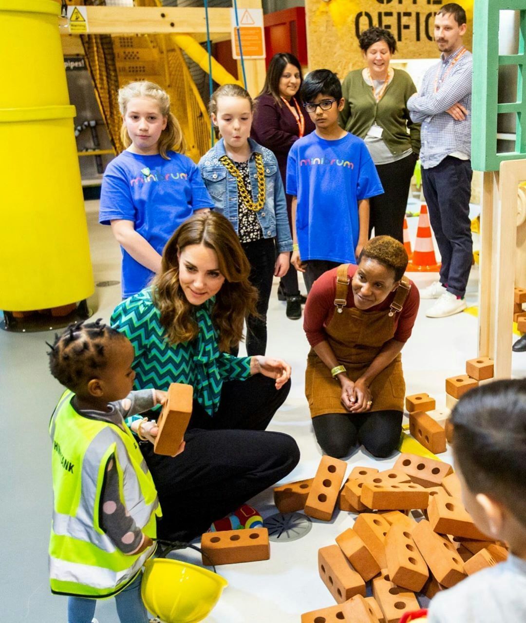 英国王妃凯特最新服装zara,凯特王妃最新出席活动戴的珠宝